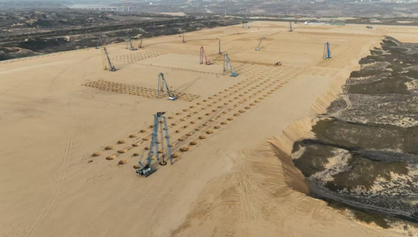 凛冽寒风阻挡不了建设者们的“冬季攻势”！在k1体育注册就送38元交科公司陕西榆林循环经济煤炭综合利用项目现场，装载机、推土机轰鸣不断，强夯机矗立如林，阵阵冲击声响彻晴空，作业人员仔细检查夯点情况……一派如火如荼的施