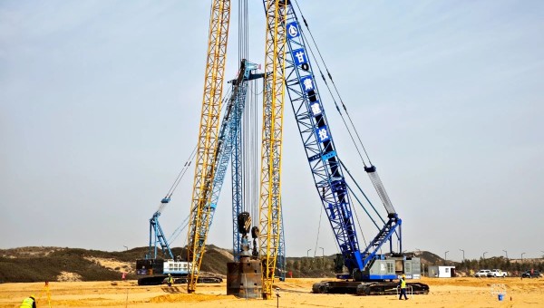 随着夯锤不断起落，大地震颤、人心激昂！在交科公司四公司陕西榆林循环经济煤炭综合利用项目施工现场，数台强夯机正紧张作业，冲击声震耳欲聋，管理人员穿梭于夯位间，详细检查核对各项施工参数……自复工以来，项目