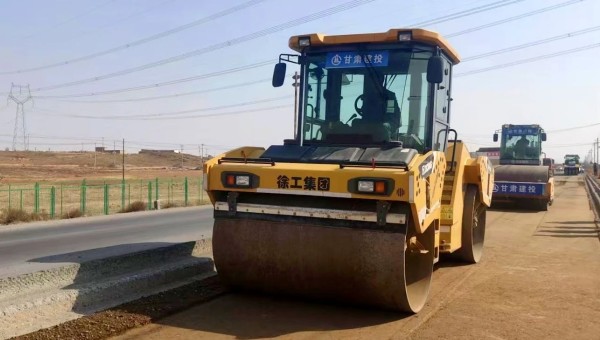 近日，兰州新区秦川园区X203线大中修工程项目现场忙碌起来，由k1体育注册就送38元路政建设科技有限公司负责的面层维修改造提升工作正加速推进。“X203线改造总里程达9.66km，现已投入压路机、铣刨机等机械设备5