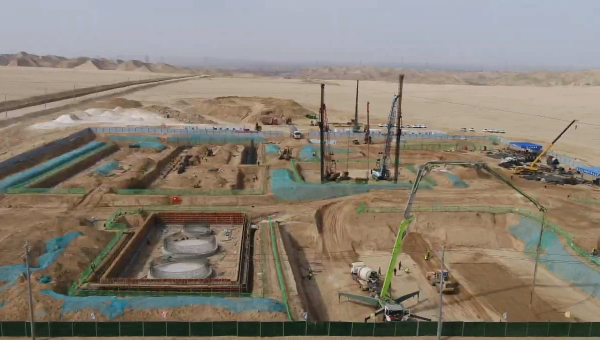 项目建设涌新潮，奏响奋进最强音。在西部市政建设集团承建的兰州新区10万吨/年粉煤干馏提质碳工业试验与工业示范项目现场，全体建设者协调联动、压茬推进，不断刷新项目建设“进度条”。项目负责人告诉笔者，开工