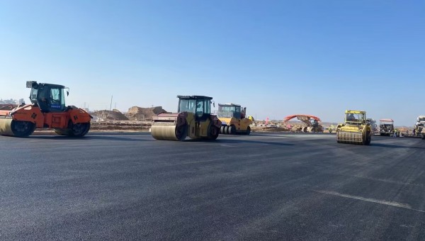 “保养工作一刻也耽误不得！”“今天说啥也得检修完，明天活还重着哩！”在如火如荼的施工现场，机械轰鸣声奏响奋进乐章，在这些繁忙场景背后，离不开k1体育注册就送38元路政公司对机械设备的高效维护保养，为一个又一个市政及