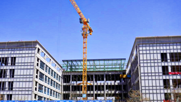 随着一片片铝单板精准安装在墙体外立面上，原本朴实无华的结构墙面此刻也披上了现代气息的外衣。近日，西部市政建设集团兰州新区新材料产业园区公共服务平台项目现场一片繁忙，幕墙工程施工正处于关键阶段。“在幕墙