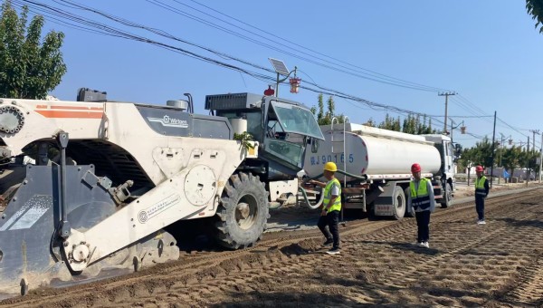 随着大型冷再生机组缓缓驶过，一段平整崭新的试验段路面随即成型。近日，由西部市政建设集团一公司承建的庆阳市正宁县S501线五顷塬至三嘉公路项目全深式就地冷再生试验段顺利完成摊铺作业。据悉，该项目摊铺试验