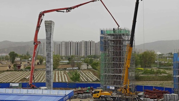 在西部市政建设集团四公司临夏市环城北路桥梁及附属工程（二期）项目现场，钢筋加工区火花飞扬、安装墩柱区一件件钢筋骨架安全运达、泵车将一方方混凝土输送至墩柱浇筑......现场一片繁忙景象。自四月复工以来