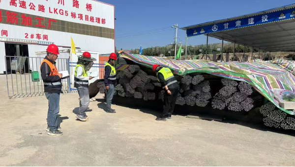 连日来，由西部市政建设集团承建的康乐县北滨河路西段及连接线道路项目建设有序推进，路基处理、管道安装、涵洞和桥梁等多个作业面同步施工，全体建设者用汗水浇筑市政道路建设基石，以实干精神推进项目履约取得新成